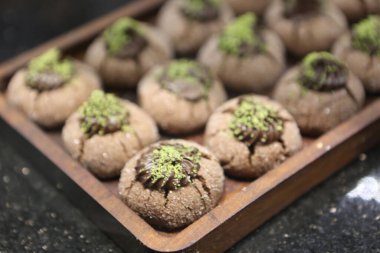 Bir grup çeşit kurabiye. Çikolata parçacıklı, yulaflı, kuru üzümlü, beyaz çikolatalı.