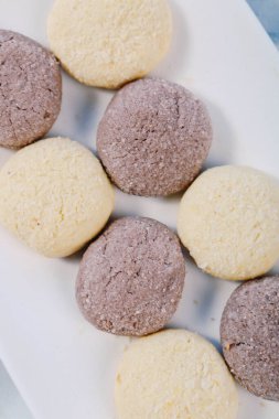 Bir grup çeşit kurabiye. Çikolata parçacıklı, yulaflı, kuru üzümlü, beyaz çikolatalı.