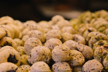 Bir grup çeşit kurabiye. Çikolata parçacıklı, yulaflı, kuru üzümlü, beyaz çikolatalı.