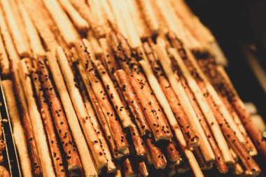 Bir grup çeşit kurabiye. Çikolata parçacıklı, yulaflı, kuru üzümlü, beyaz çikolatalı.