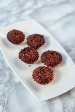 Bir grup çeşit kurabiye. Çikolata parçacıklı, yulaflı, kuru üzümlü, beyaz çikolatalı.