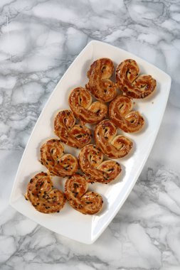 Bir grup çeşit kurabiye. Çikolata parçacıklı, yulaflı, kuru üzümlü, beyaz çikolatalı.