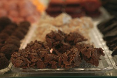 Bir grup çeşit kurabiye. Çikolata parçacıklı, yulaflı, kuru üzümlü, beyaz çikolatalı.