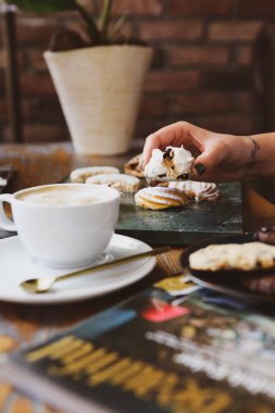 Bir grup çeşit kurabiye. Çikolata parçacıklı, yulaflı, kuru üzümlü, beyaz çikolatalı.