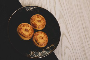 Bir grup çeşit kurabiye. Çikolata parçacıklı, yulaflı, kuru üzümlü, beyaz çikolatalı.