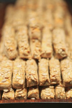 Bir grup çeşit kurabiye. Çikolata parçacıklı, yulaflı, kuru üzümlü, beyaz çikolatalı.