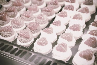 Bir grup çeşit kurabiye. Çikolata parçacıklı, yulaflı, kuru üzümlü, beyaz çikolatalı.