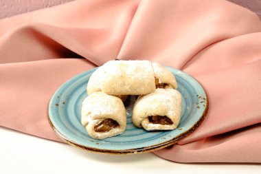 Bir grup çeşit kurabiye. Çikolata parçacıklı, yulaflı, kuru üzümlü, beyaz çikolatalı.