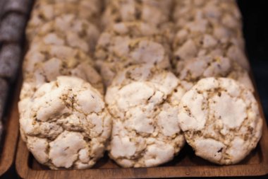 Bir grup çeşit kurabiye. Çikolata parçacıklı, yulaflı, kuru üzümlü, beyaz çikolatalı.