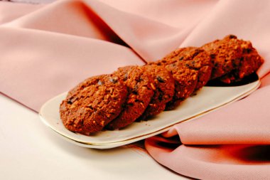 Bir grup çeşit kurabiye. Çikolata parçacıklı, yulaflı, kuru üzümlü, beyaz çikolatalı.