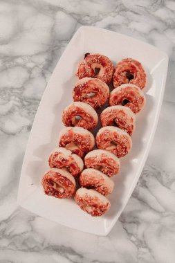 Bir grup çeşit kurabiye. Çikolata parçacıklı, yulaflı, kuru üzümlü, beyaz çikolatalı.