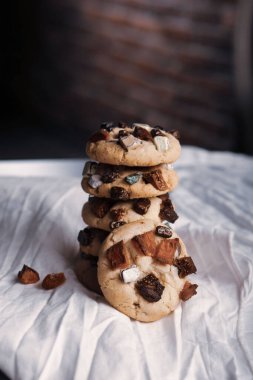 Bir grup çeşit kurabiye. Çikolata parçacıklı, yulaflı, kuru üzümlü, beyaz çikolatalı.