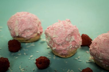 Bir grup çeşit kurabiye. Çikolata parçacıklı, yulaflı, kuru üzümlü, beyaz çikolatalı.