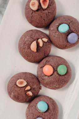 Bir grup çeşit kurabiye. Çikolata parçacıklı, yulaflı, kuru üzümlü, beyaz çikolatalı.