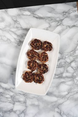 Bir grup çeşit kurabiye. Çikolata parçacıklı, yulaflı, kuru üzümlü, beyaz çikolatalı.