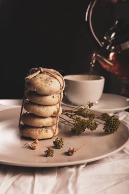 Bir grup çeşit kurabiye. Çikolata parçacıklı, yulaflı, kuru üzümlü, beyaz çikolatalı.