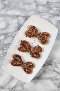 Bir grup çeşit kurabiye. Çikolata parçacıklı, yulaflı, kuru üzümlü, beyaz çikolatalı.