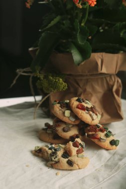 Bir grup çeşit kurabiye. Çikolata parçacıklı, yulaflı, kuru üzümlü, beyaz çikolatalı.