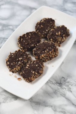 Bir grup çeşit kurabiye. Çikolata parçacıklı, yulaflı, kuru üzümlü, beyaz çikolatalı.