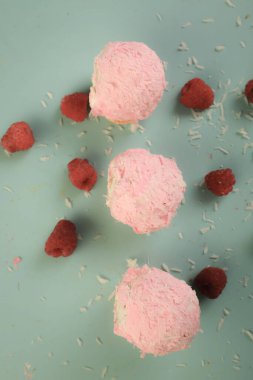 Bir grup çeşit kurabiye. Çikolata parçacıklı, yulaflı, kuru üzümlü, beyaz çikolatalı.