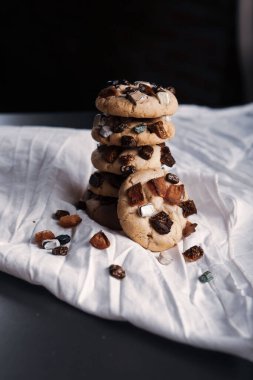 Bir grup çeşit kurabiye. Çikolata parçacıklı, yulaflı, kuru üzümlü, beyaz çikolatalı.