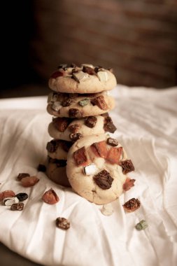 Bir grup çeşit kurabiye. Çikolata parçacıklı, yulaflı, kuru üzümlü, beyaz çikolatalı.