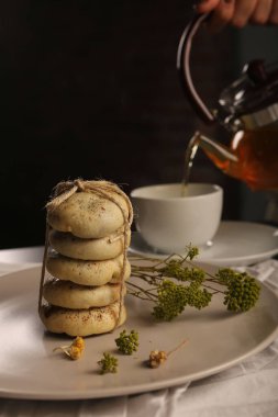 Bir grup çeşit kurabiye. Çikolata parçacıklı, yulaflı, kuru üzümlü, beyaz çikolatalı.