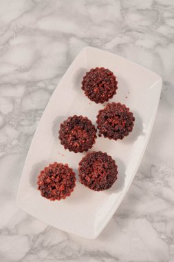 Bir grup çeşit kurabiye. Çikolata parçacıklı, yulaflı, kuru üzümlü, beyaz çikolatalı.