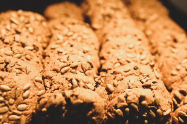 Bir grup çeşit kurabiye. Çikolata parçacıklı, yulaflı, kuru üzümlü, beyaz çikolatalı.