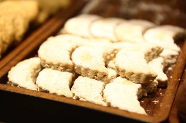 Bir grup çeşit kurabiye. Çikolata parçacıklı, yulaflı, kuru üzümlü, beyaz çikolatalı.