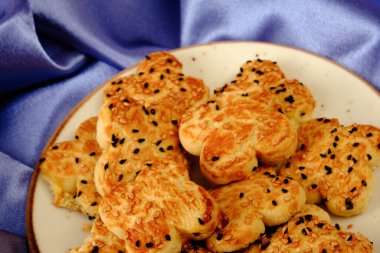 Bir grup çeşit kurabiye. Çikolata parçacıklı, yulaflı, kuru üzümlü, beyaz çikolatalı.