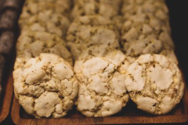 Bir grup çeşit kurabiye. Çikolata parçacıklı, yulaflı, kuru üzümlü, beyaz çikolatalı.