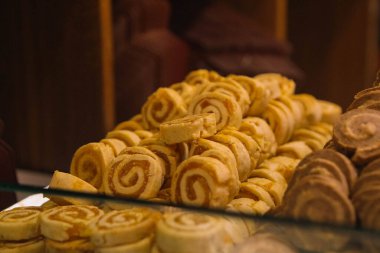 Bir grup çeşit kurabiye. Çikolata parçacıklı, yulaflı, kuru üzümlü, beyaz çikolatalı.