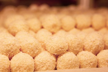 Bir grup çeşit kurabiye. Çikolata parçacıklı, yulaflı, kuru üzümlü, beyaz çikolatalı.