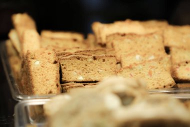 Bir grup çeşit kurabiye. Çikolata parçacıklı, yulaflı, kuru üzümlü, beyaz çikolatalı.