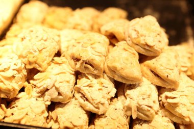 Bir grup çeşit kurabiye. Çikolata parçacıklı, yulaflı, kuru üzümlü, beyaz çikolatalı.