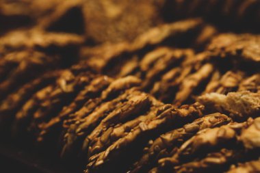 Bir grup çeşit kurabiye. Çikolata parçacıklı, yulaflı, kuru üzümlü, beyaz çikolatalı.