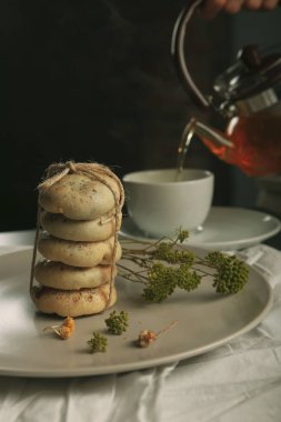 Bir grup çeşit kurabiye. Çikolata parçacıklı, yulaflı, kuru üzümlü, beyaz çikolatalı.