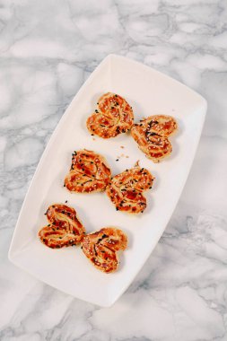 Bir grup çeşit kurabiye. Çikolata parçacıklı, yulaflı, kuru üzümlü, beyaz çikolatalı.