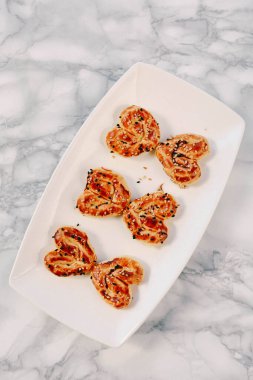 Bir grup çeşit kurabiye. Çikolata parçacıklı, yulaflı, kuru üzümlü, beyaz çikolatalı.