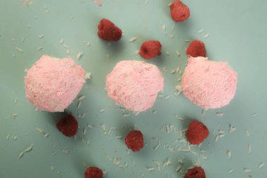 Bir grup çeşit kurabiye. Çikolata parçacıklı, yulaflı, kuru üzümlü, beyaz çikolatalı.