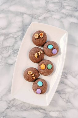 Bir grup çeşit kurabiye. Çikolata parçacıklı, yulaflı, kuru üzümlü, beyaz çikolatalı.