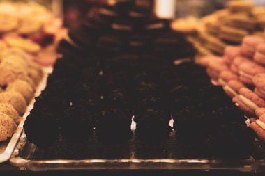 Bir grup çeşit kurabiye. Çikolata parçacıklı, yulaflı, kuru üzümlü, beyaz çikolatalı.