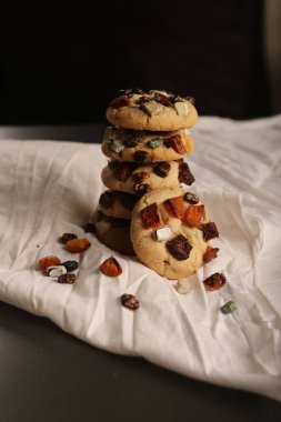 Bir grup çeşit kurabiye. Çikolata parçacıklı, yulaflı, kuru üzümlü, beyaz çikolatalı.