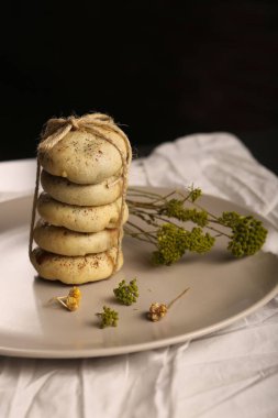 Bir grup çeşit kurabiye. Çikolata parçacıklı, yulaflı, kuru üzümlü, beyaz çikolatalı.