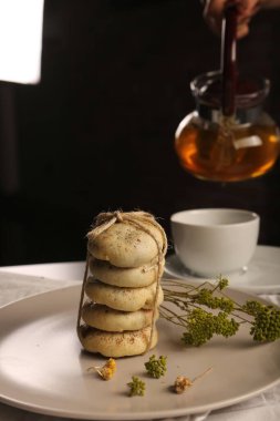 Bir grup çeşit kurabiye. Çikolata parçacıklı, yulaflı, kuru üzümlü, beyaz çikolatalı.