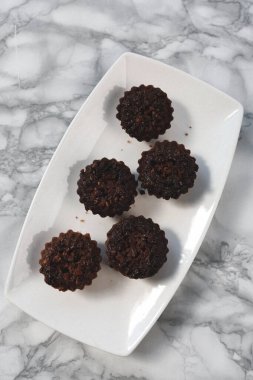 Bir grup çeşit kurabiye. Çikolata parçacıklı, yulaflı, kuru üzümlü, beyaz çikolatalı.