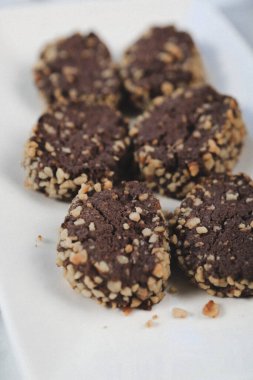 Bir grup çeşit kurabiye. Çikolata parçacıklı, yulaflı, kuru üzümlü, beyaz çikolatalı.