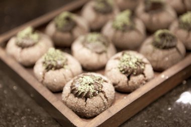 Bir grup çeşit kurabiye. Çikolata parçacıklı, yulaflı, kuru üzümlü, beyaz çikolatalı.