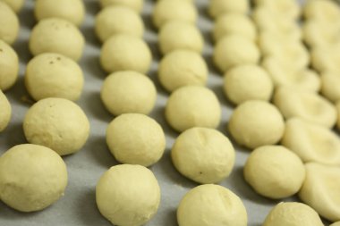 Bir grup çeşit kurabiye. Çikolata parçacıklı, yulaflı, kuru üzümlü, beyaz çikolatalı.